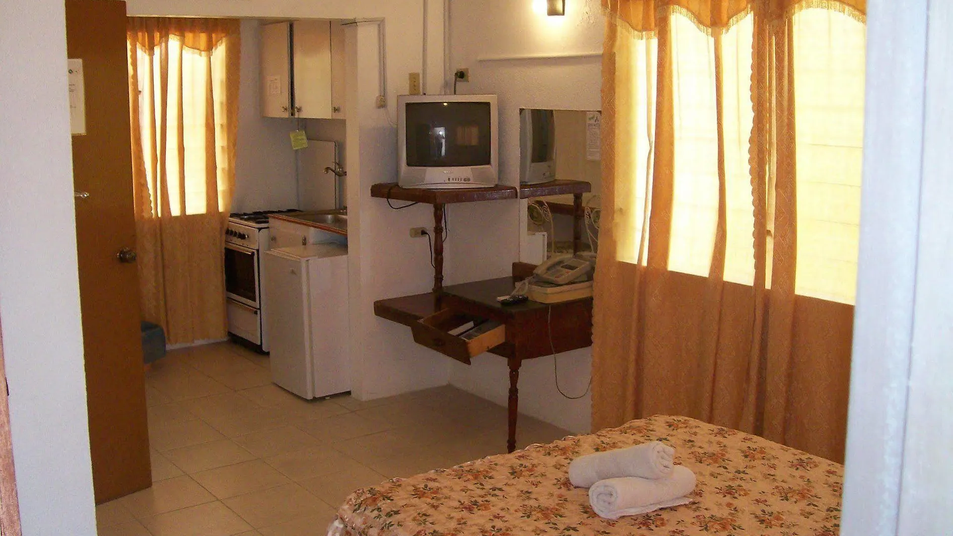 Golden Thistle Hotel Crown Point Guest house
