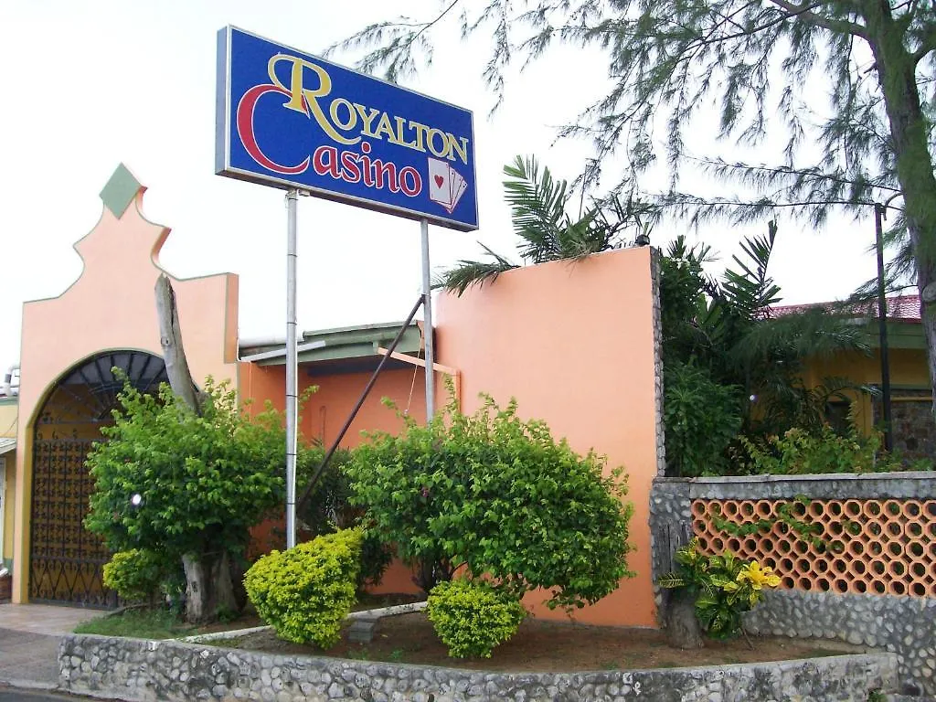Golden Thistle Hotel Crown Point 2*,  Trinidad And Tobago
